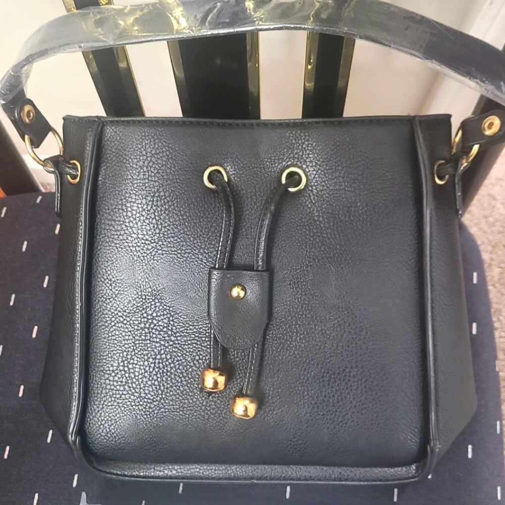 Female black hand bag with separate purse